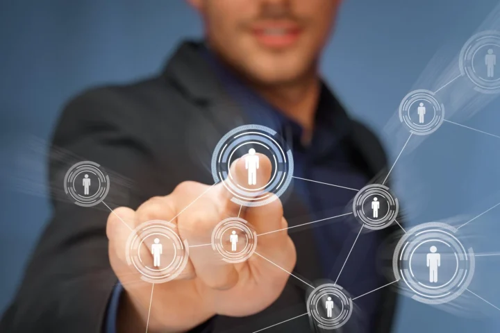 Das Online-Business starten ist eine der besten Möglichkeiten, die Selbstständigkeit im Internet zu leben und die Freiheit eines eigenen Unternehmens zu genießen. Viele angehende Unternehmer suchen nach digitalen Geschäftsideen, um ihr E-Commerce Geschäftsmodell erfolgreich umzusetzen. Dabei bietet das Internet zahlreiche Chancen, von passivem Einkommen online bis hin zu Freelancing. Hier sind einige wichtige Freelancing Tipps, die dir helfen können, dein Geschäft auf stabile Füße zu stellen. Ein sehr beliebtes Modell im Bereich des Online-Business ist Affiliate Marketing. Die richtigen Affiliate Marketing Strategien können dir helfen, mit minimalem Aufwand hohe Einnahmen zu erzielen. Eine weitere Möglichkeit, im Online-Bereich erfolgreich zu werden, ist das Dropshipping. Eine Dropshipping Anleitung zeigt dir, wie du ein Geschäft aufbaust, bei dem du Produkte verkaufst, ohne sie selbst lagern zu müssen. Doch um wirklich sichtbar zu werden, ist SEO für Online-Unternehmen unerlässlich. Mit den richtigen Techniken kannst du sicherstellen, dass dein Angebot in den Suchmaschinen gut platziert ist und deine Zielgruppe dich findet. Darüber hinaus sind Content-Marketing Strategien eine Schlüsselkomponente für den Erfolg im Online-Business. Die Erstellung wertvoller Inhalte hilft nicht nur bei der Suchmaschinenoptimierung, sondern auch dabei, Vertrauen zu deiner Zielgruppe aufzubauen. Für diejenigen, die in den Online-Handel einsteigen möchten, ist es wichtig, einen Online-Shop zu erstellen, der sowohl funktional als auch ansprechend ist. Online-Marketing spielt dabei eine entscheidende Rolle, um dein Produkt oder deine Dienstleistung einem breiten Publikum bekannt zu machen. Auch die Selbstständigkeit als Coach oder die Möglichkeit, sich als Freelancer selbstständig zu machen, bieten ausgezeichnete Chancen, im Internet zu arbeiten und Einkommen zu generieren. Ein weiteres Thema ist das Online Einkommen generieren. Es gibt viele Wege, Geld im Internet zu verdienen, von der Erstellung eines Online Business für Anfänger bis hin zu fortgeschrittenen Strategien, die auch ein Nebeneinkommen online ermöglichen. Marketing für Selbstständige ist ebenfalls wichtig, um eine starke Präsenz aufzubauen und den richtigen Kundenkreis anzusprechen. In der heutigen digitalen Welt spielt auch Social Media für Business eine immer wichtigere Rolle. Durch gezielte Marketingmaßnahmen und Branding für Online-Business kannst du deine Marke effektiv aufbauen und deine Zielgruppe erreichen. Unternehmer werden erfordert Mut, aber mit der richtigen Planung und den passenden Ressourcen, wie etwa dem Gründen eines Online-Unternehmens, ist der Weg zum Erfolg absolut möglich. Ein weiterer lukrativer Bereich ist das Erstellen und Verkaufen von Online-Kursen. Dies ermöglicht es dir, dein Wissen zu monetarisieren und Menschen weltweit zu helfen, während du gleichzeitig dein eigenes Online-Business ausbaust. All diese Ideen zusammen bieten dir eine breite Palette an Möglichkeiten, die Selbstständigkeit im Internet zu leben und finanziellen Erfolg zu erzielen.